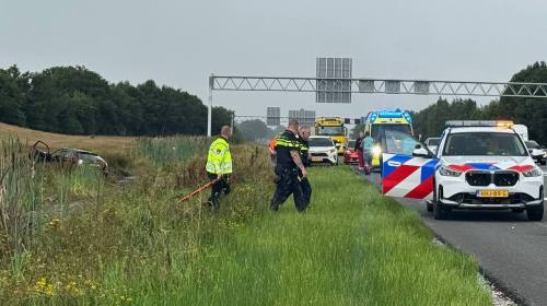 Auto slaat over de kop op A1 bij Holten/Markelo na gevaarlijke inhaalactie
