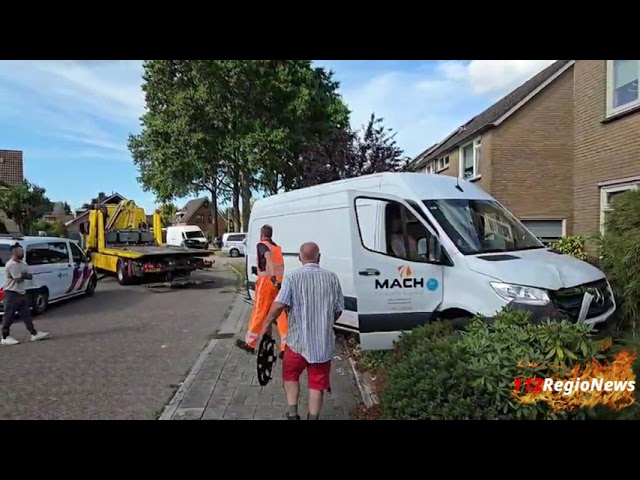 Video: Bestelbus rijdt tuin in na botsing met lantaarnpaal in Enter