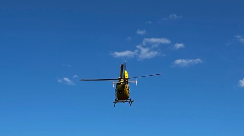 Ernstig ongeluk met drie auto’s op N35 bij Wierden: vrouw met traumaheli naar ziekenhuis