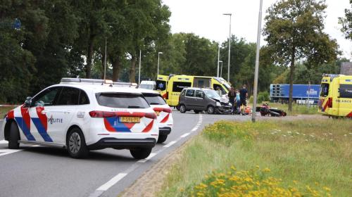 Frontale botsing tussen motor en auto op Hexelseweg in Wierden