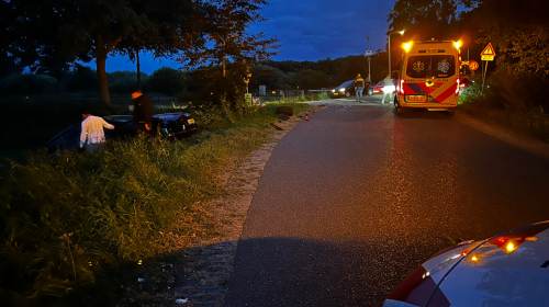 Aanrijding tussen twee auto’s op kruispunt Veldhuisweg in Ambt Delden