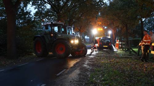 Bestuurder gewond bij aanrijding tussen auto en tractor in Wierden