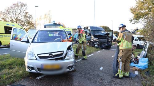 vrouw-bekneld-bij-aanrijding-tussen-busje-en-auto-in-hellendoorn