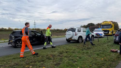 Kilometerslange file op de N35 bij Haarle door botsing tussen vrachtwagen en twee auto’s