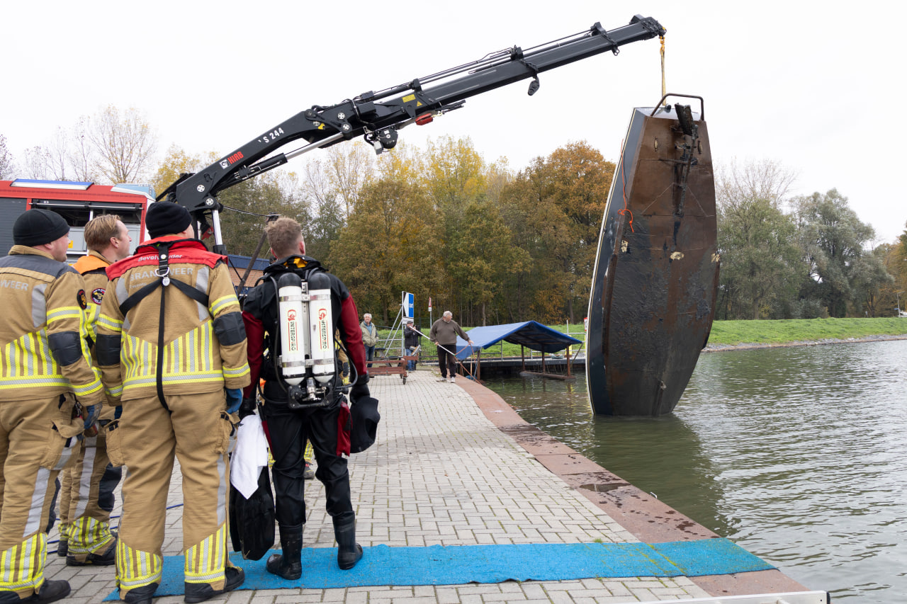 video:-vette-pech-voor-almelose-watersportvereniging:-motorsloep-gezonken-in-jachthaven