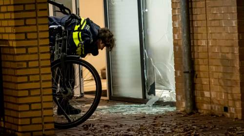 Explosie bij verloskundigenpraktijk Zwanger & Zo in Nijverdal – ruit vernield, daders gevlucht