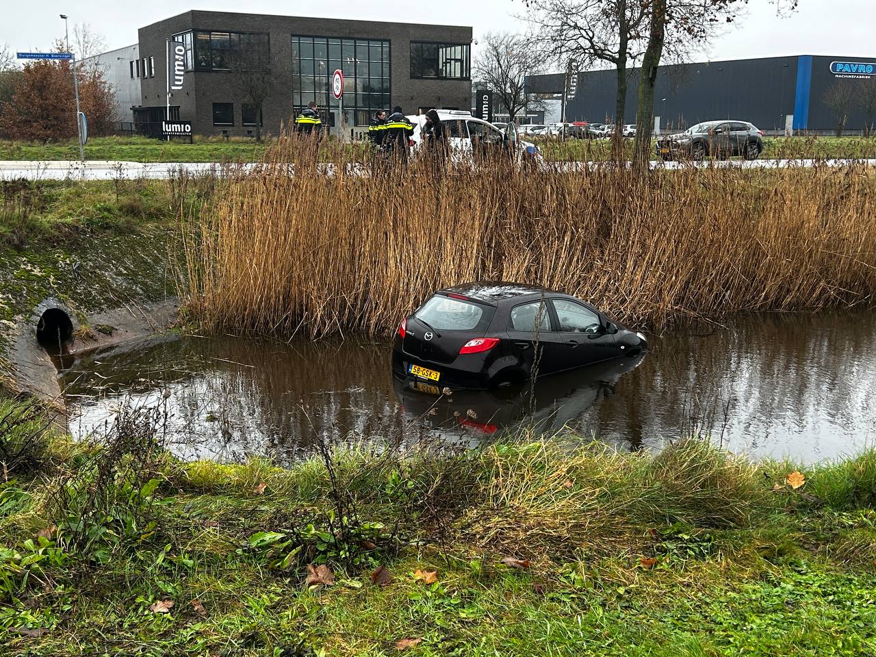 Nijverdal – Auto belandt in retentievijver aan Burgemeester Boersingel