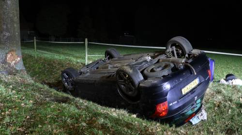 wierden-–-auto-slaat-over-de-kop-en-belandt-in-sloot-aan-vriezenveenseweg