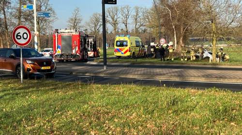 Auto te water langs Schuilenburgerweg in Hellendoorn, bestuurder ongedeerd