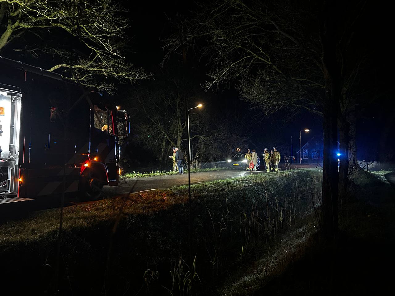 Video: Auto op de kop in sloot na eenzijdig ongeval op Ypeloweg in Enter