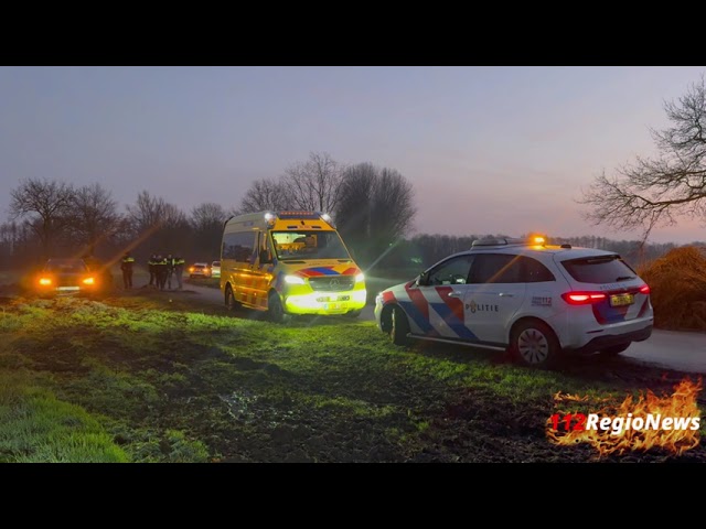 Video: Auto belandt op grasbult langs Elsenerweg in Markelo, tweede ongeval binnen een uur