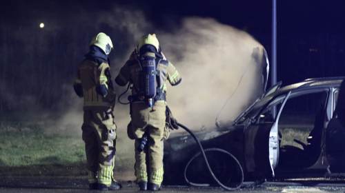 Auto vliegt tijdens rijden in brand op industrieterrein