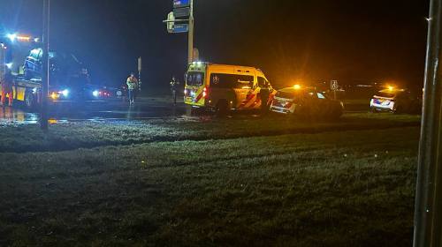 auto schiet rechtdoor in de greppel N350 Wierden