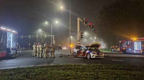 politieauto-en-personenauto-betrokken-bij-aanrijding-op-kruising-in-almelo