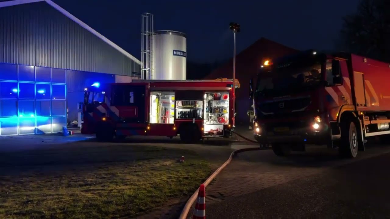 Video: Brand in koeienstal aan de Visschersdijk in Markelo onder controle