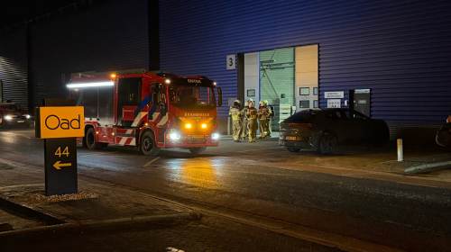 Brandmelding bij Wolters Kunststoffen in Enter, veel rook in bedrijfspand