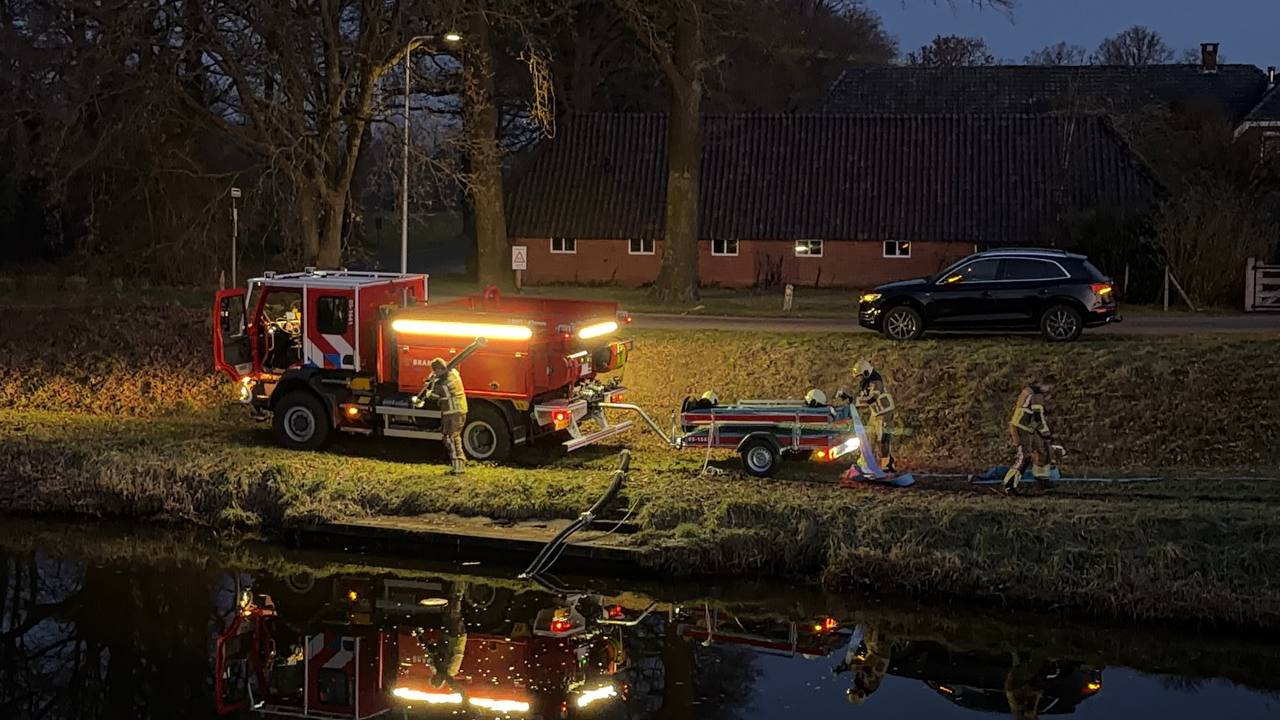 Brand in koeienstal aan de Visschersdijk in Markelo onder controle