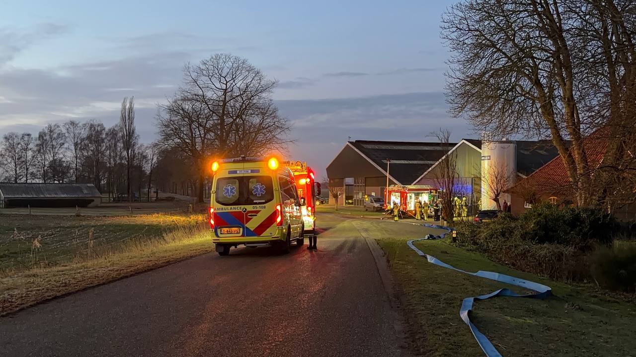 Brand in koeienstal aan de Visschersdijk in Markelo onder controle
