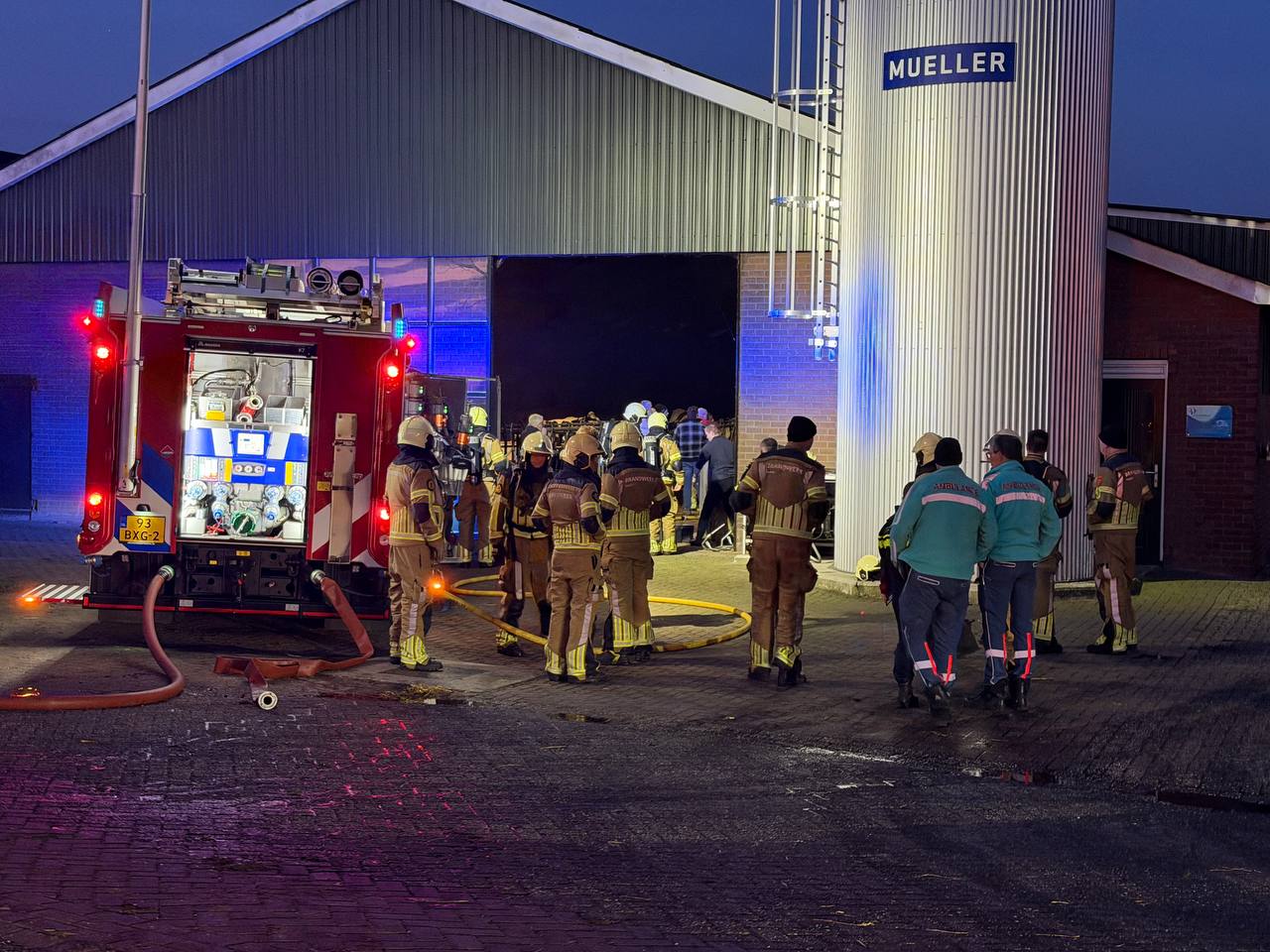 Brand in koeienstal aan de Visschersdijk in Markelo onder controle