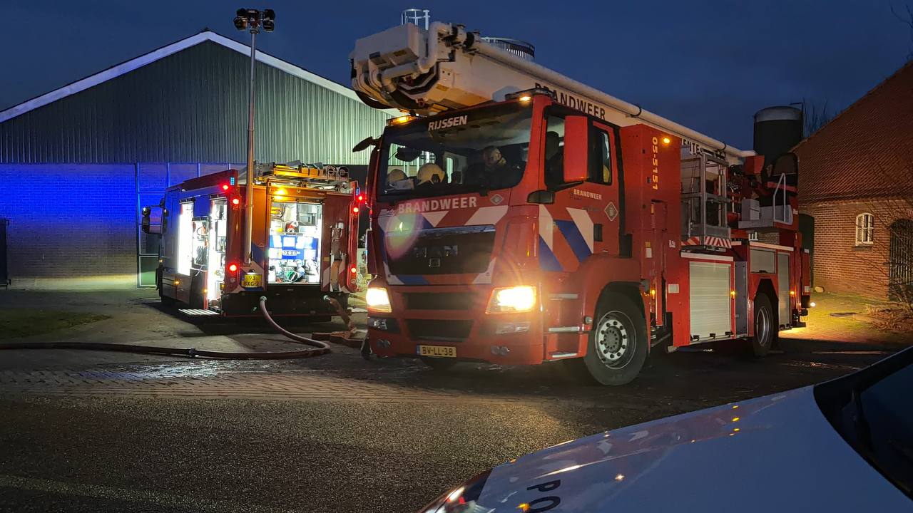 Brand in koeienstal aan de Visschersdijk in Markelo onder controle