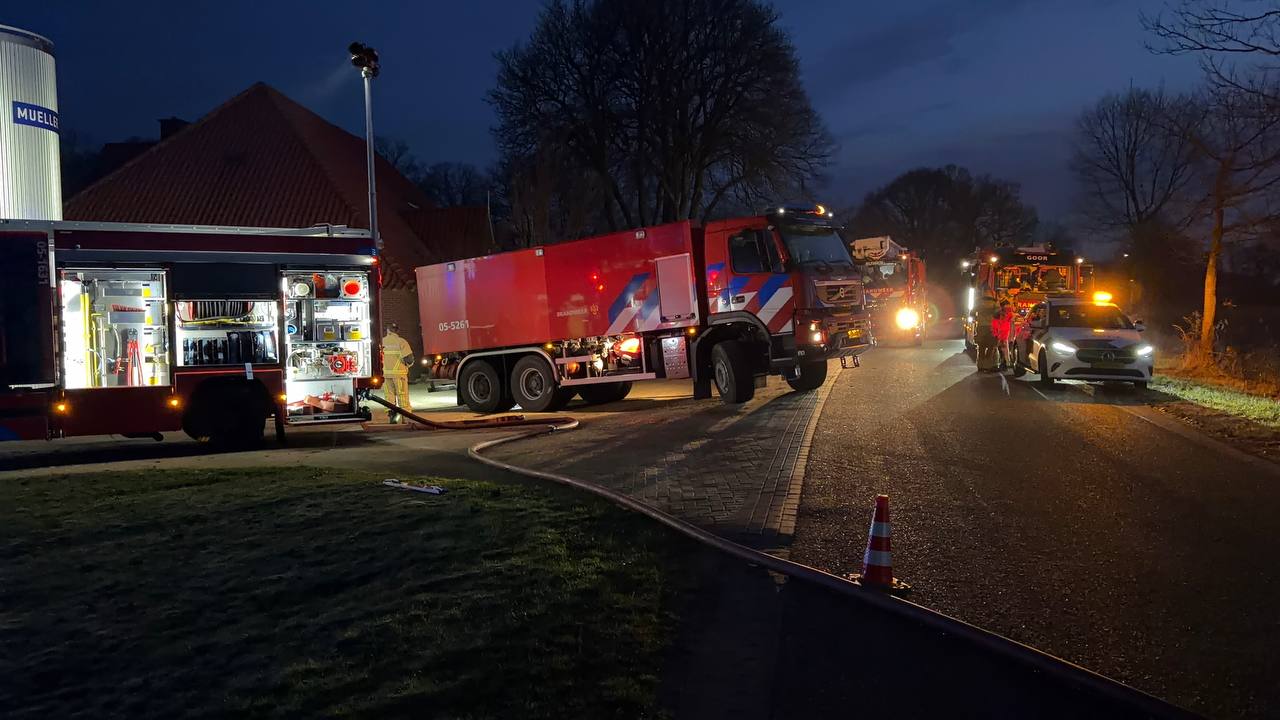 Brand in koeienstal aan de Visschersdijk in Markelo onder controle