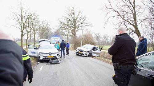 Enter twee auto’s zijn vanmiddag bijna frontaal met elkaar in bots