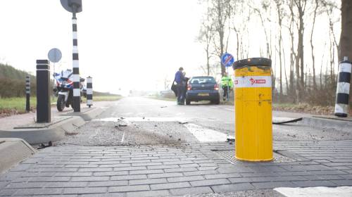 Auto zwaar beschadigd door poller op N35 bij Wierden