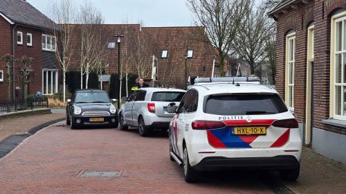 twee-auto’s-botsen-op-dorpsstraat-noordeinde-in-enter