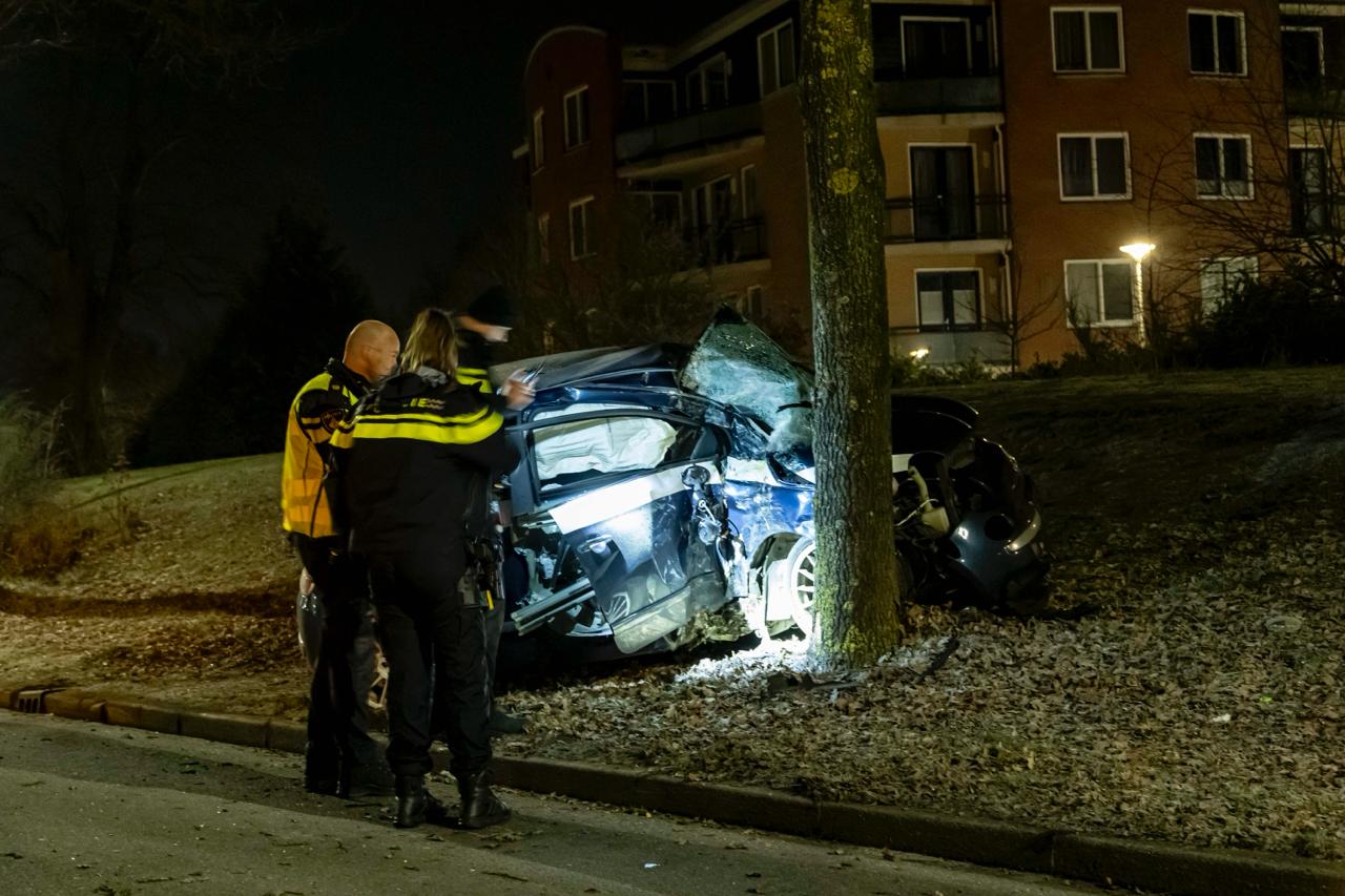 Automobilist gewond Hellendoorn