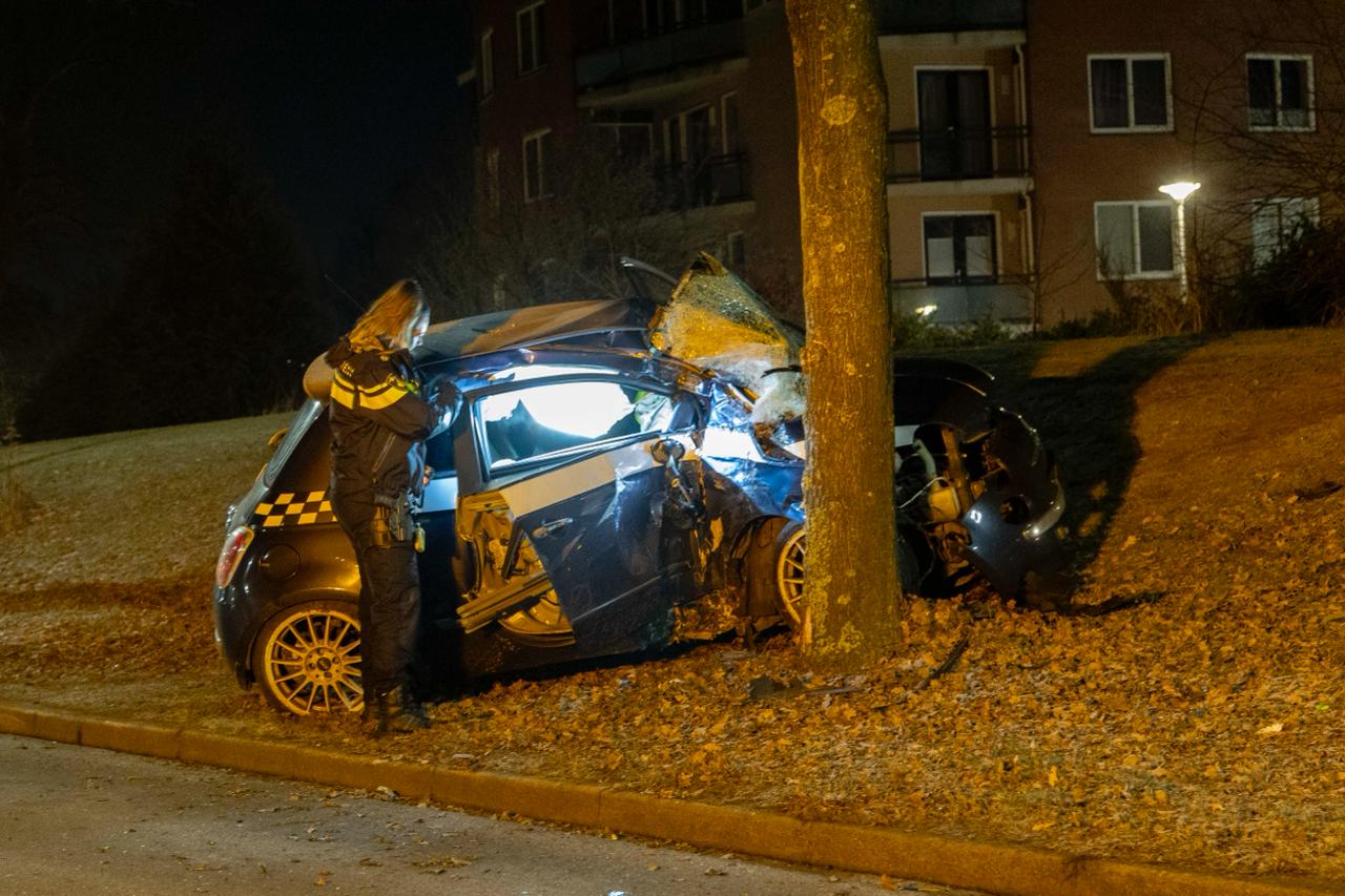 Automobilist gewond Hellendoorn