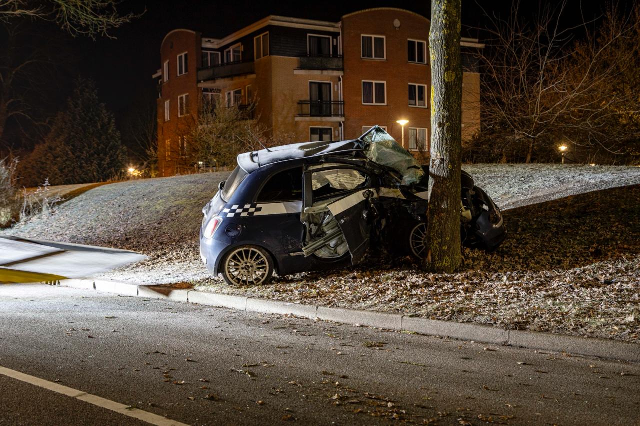 Automobilist gewond Hellendoorn