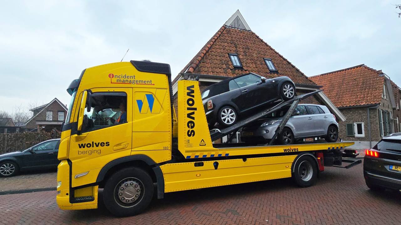 Twee auto’s botsen op Dorpsstraat Noordeinde in Enter