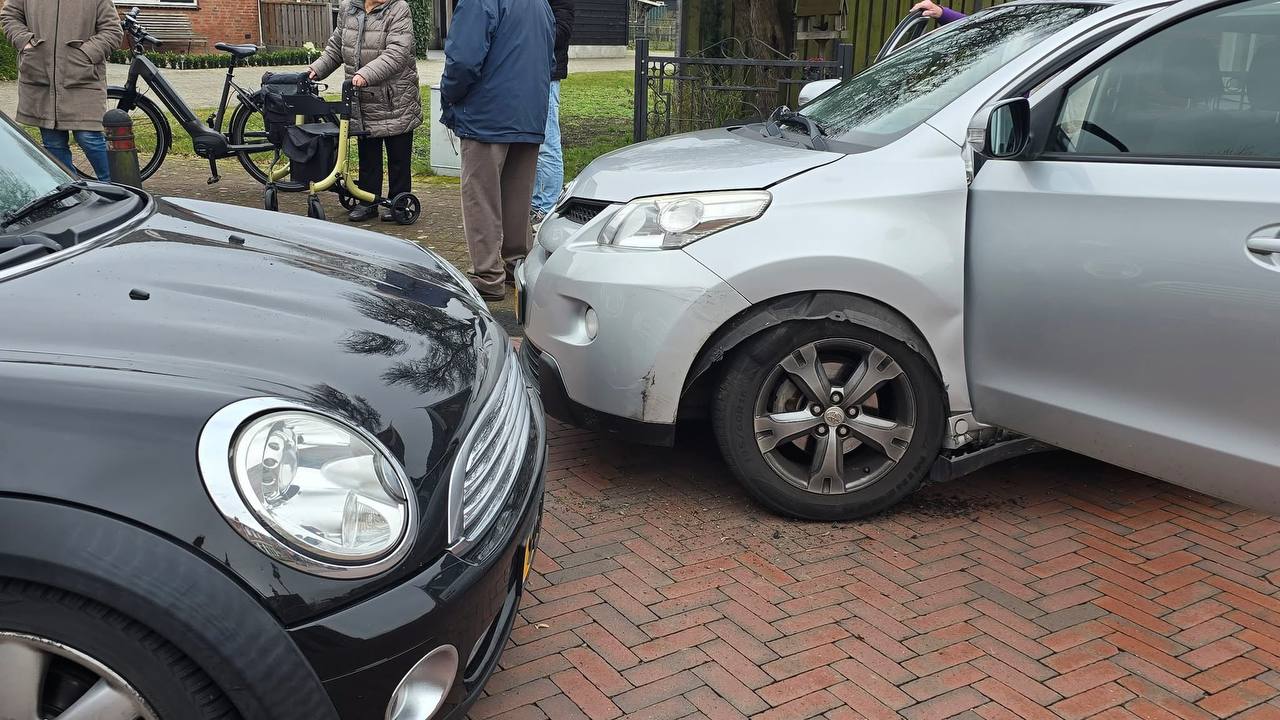 Twee auto’s botsen op Dorpsstraat Noordeinde in Enter