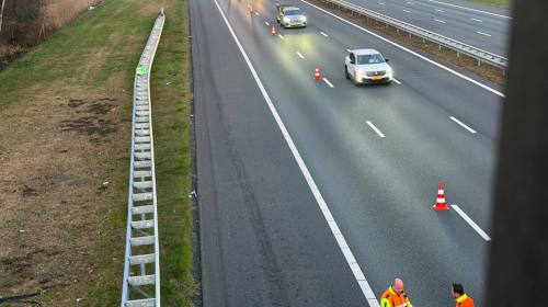 Brandweer rukt groot uit voor rookmelding langs A1 bij Enter