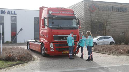 Fietser geraakt door afslaande vrachtwagen in Rijssen