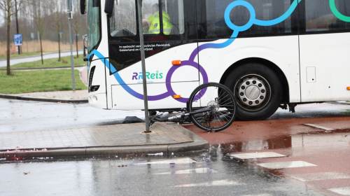 Fietser ernstig gewond na botsing met bus in Almelo