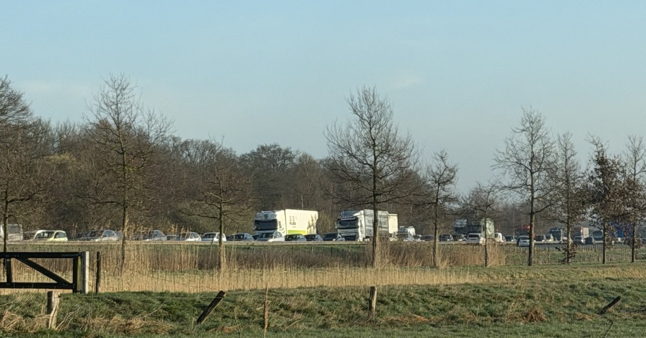 N36 bij Wierden tijdelijk dicht na aanrijding en oliespoor