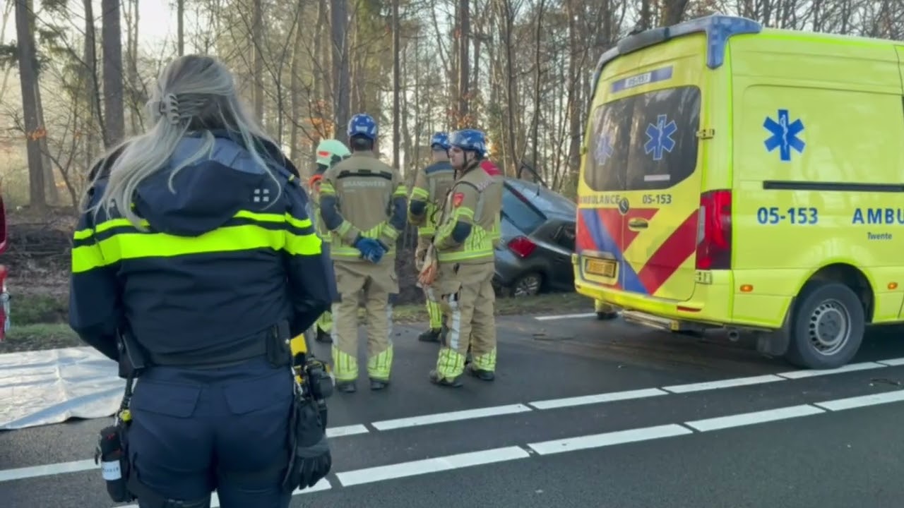 video:-auto-tegen-boom-bij-ongeval-op-n350-in-wierden