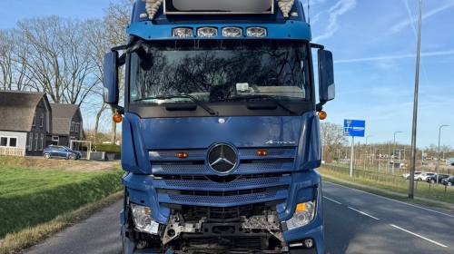 Vrouw gewond na botsing met vrachtwagen op N35 Nijverdal