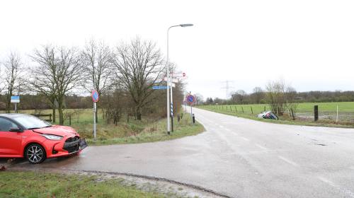 Auto op zijkant na botsing op kruising in Wierden