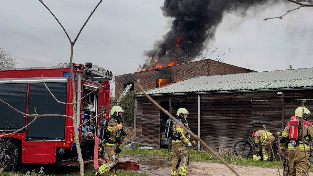 Zeer grote brand Nijverdal loods Kerkstraat