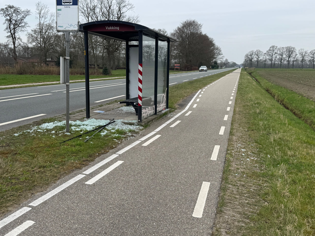 Vandalisme bushaltes Holten N344