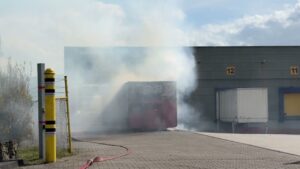 video:-containerbrand-bij-tulp-keukens-in-rijssen-geblust