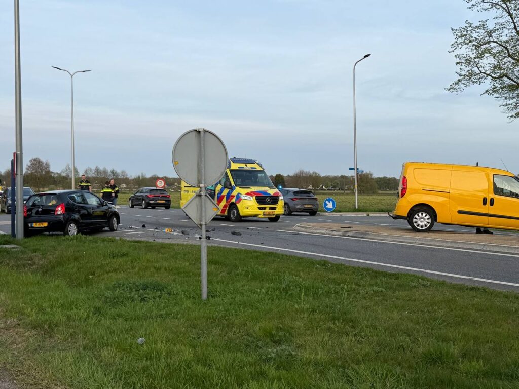 video:-bestelbus-en-auto-botsen-op-kruising-in-rijssen