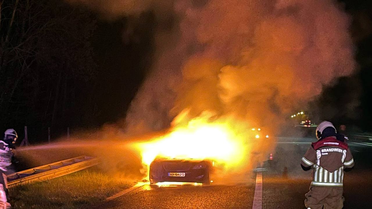Auto volledig uitgebrand op A1 bij Bornerbroek