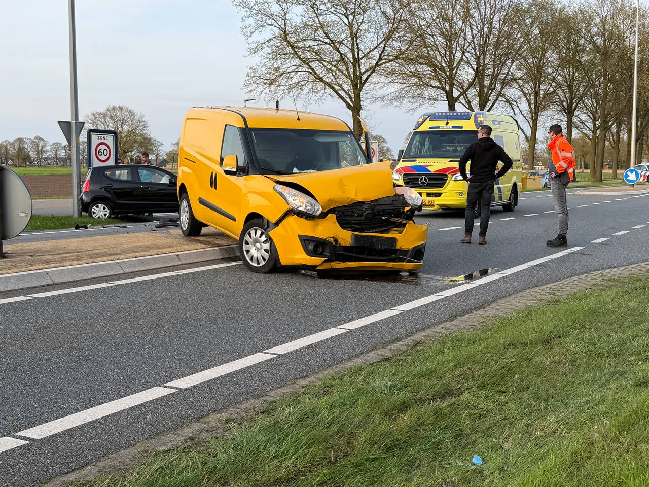 photo 2026 04 17 22 26 16 Video: Bestelbus en auto botsen op kruising in Rijssen