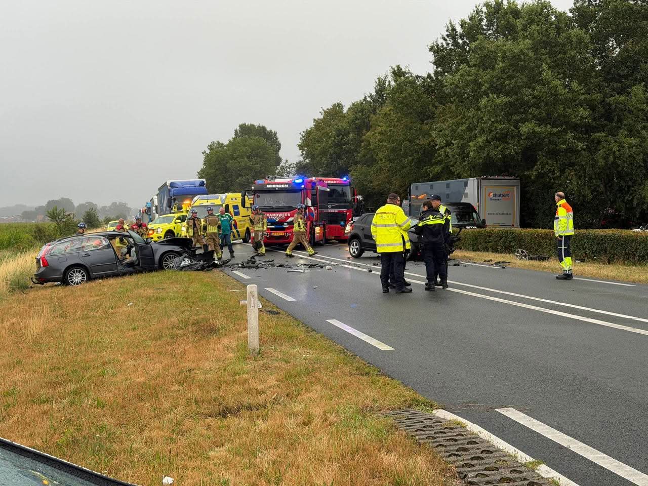 Frontale botsing op N35 bij Wierden: weg volledig afgesloten